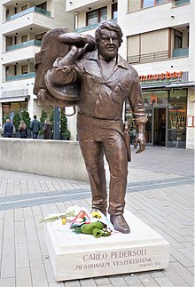 La statua dedicata a Bud Spencer a Budapest, sul finire di novembre del 2017.  Sul basamento c'è scritto in ungherese "Non abbiamo mai litigato", frase pronunciata da Terence Hill.